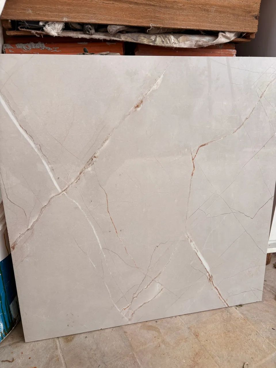 Porcelanato polido 56x56 - 4m2 no total 