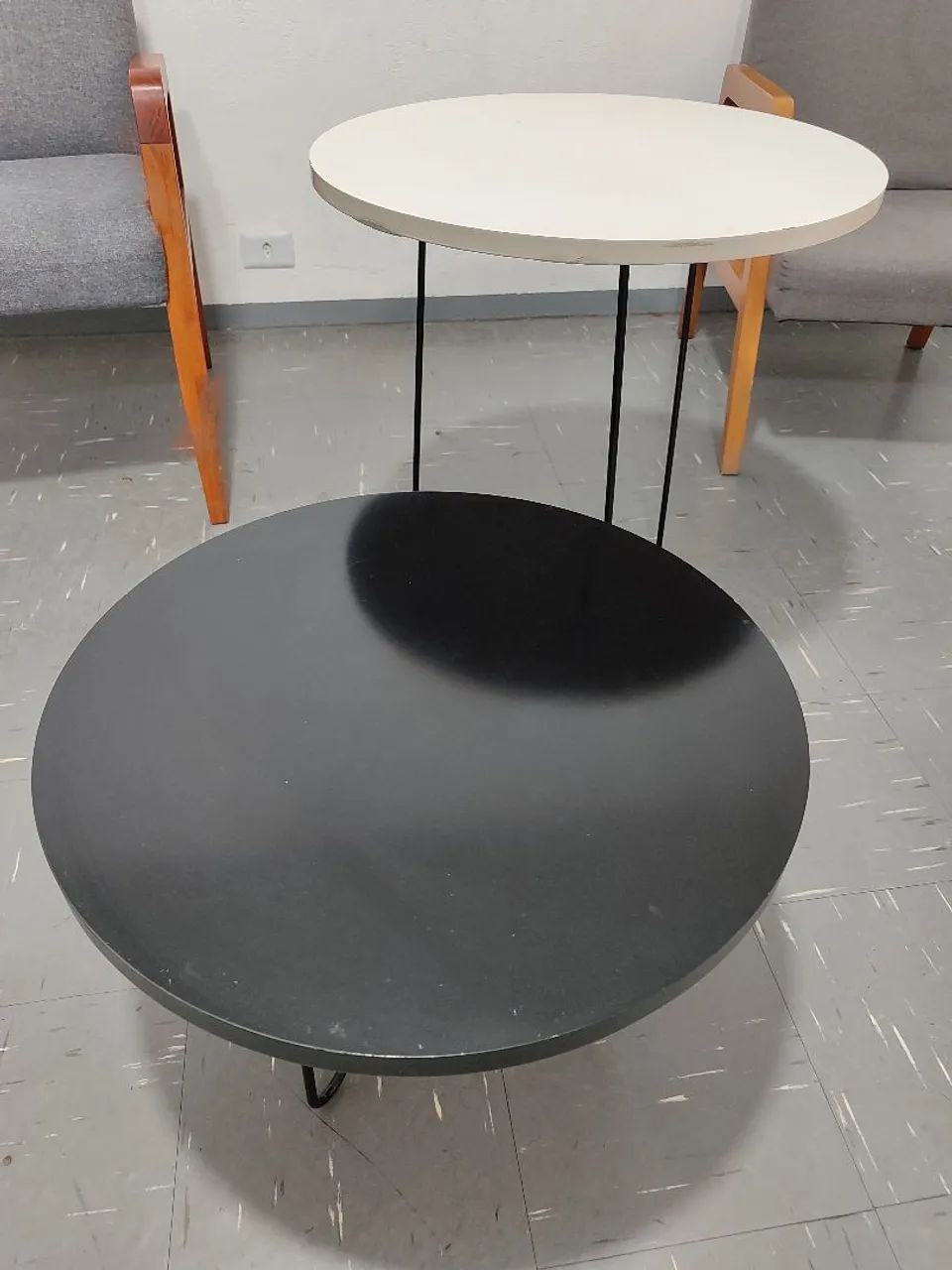 MESA DE CENTRO OU LATERAL PRETA E BRANCA REDONDA - Foto 4