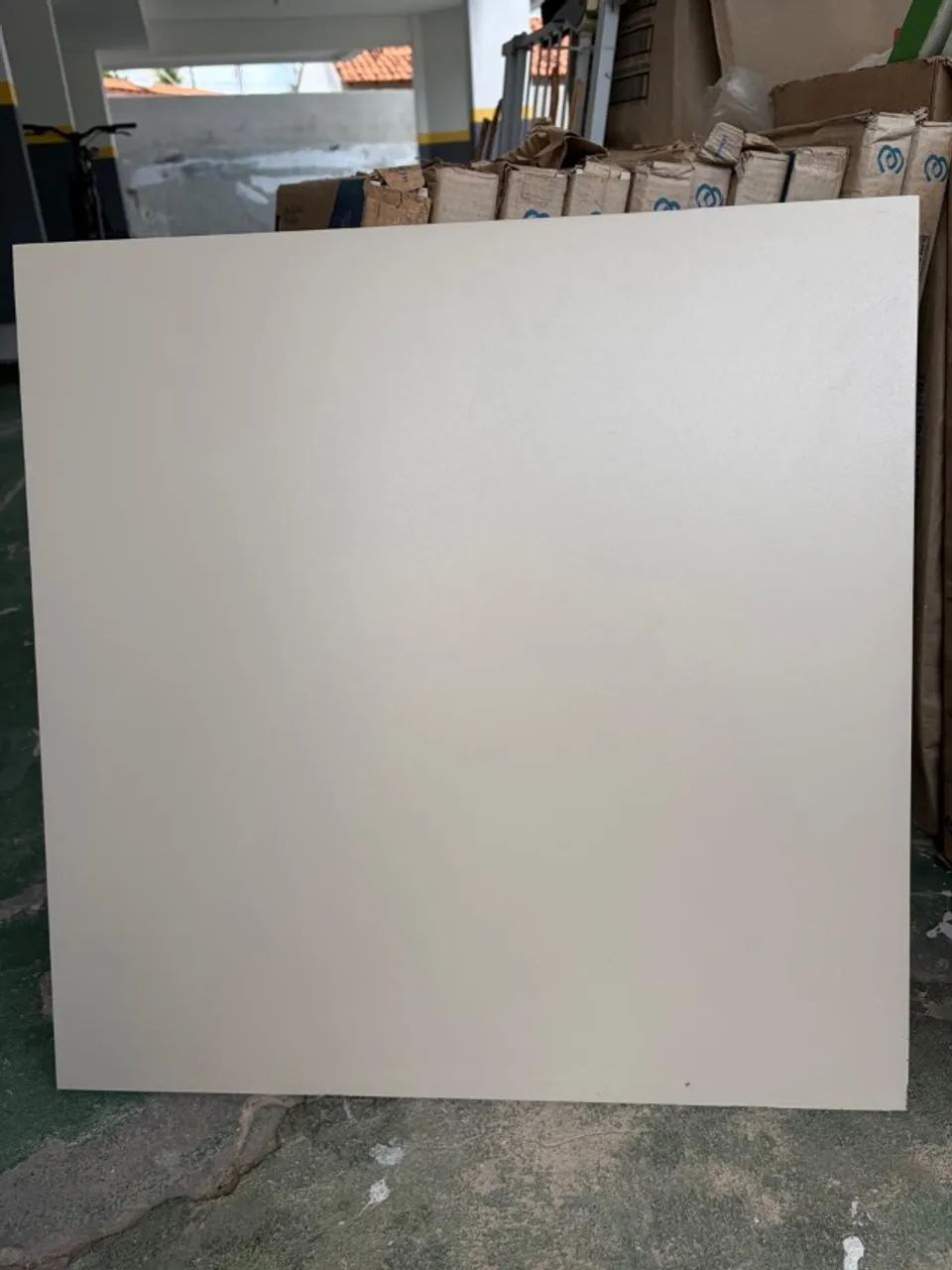 Piso Porcelanato Polido 62,8 cm x 62,8 cm - Total 122 m²