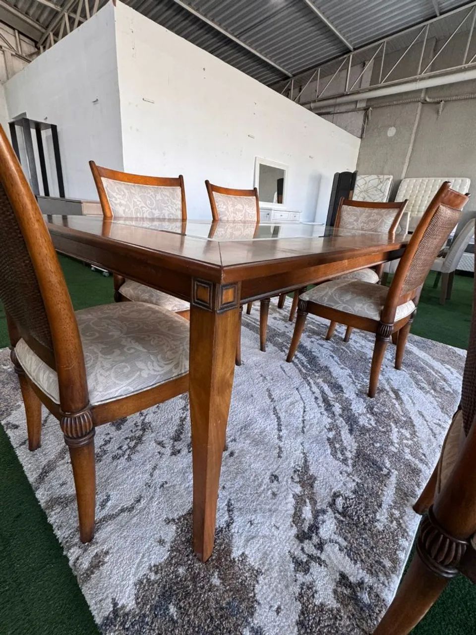 Mesa de Madeira com Vidro Bisotê 6 cadeiras - Foto 4
