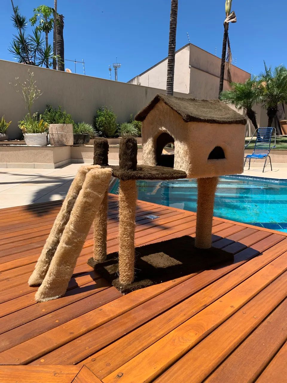 Casinha para gato alta com escada e arranhador