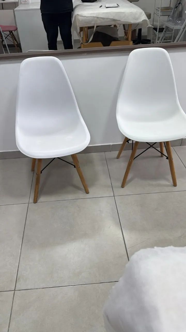 Par de cadeiras brancas estilo Eames