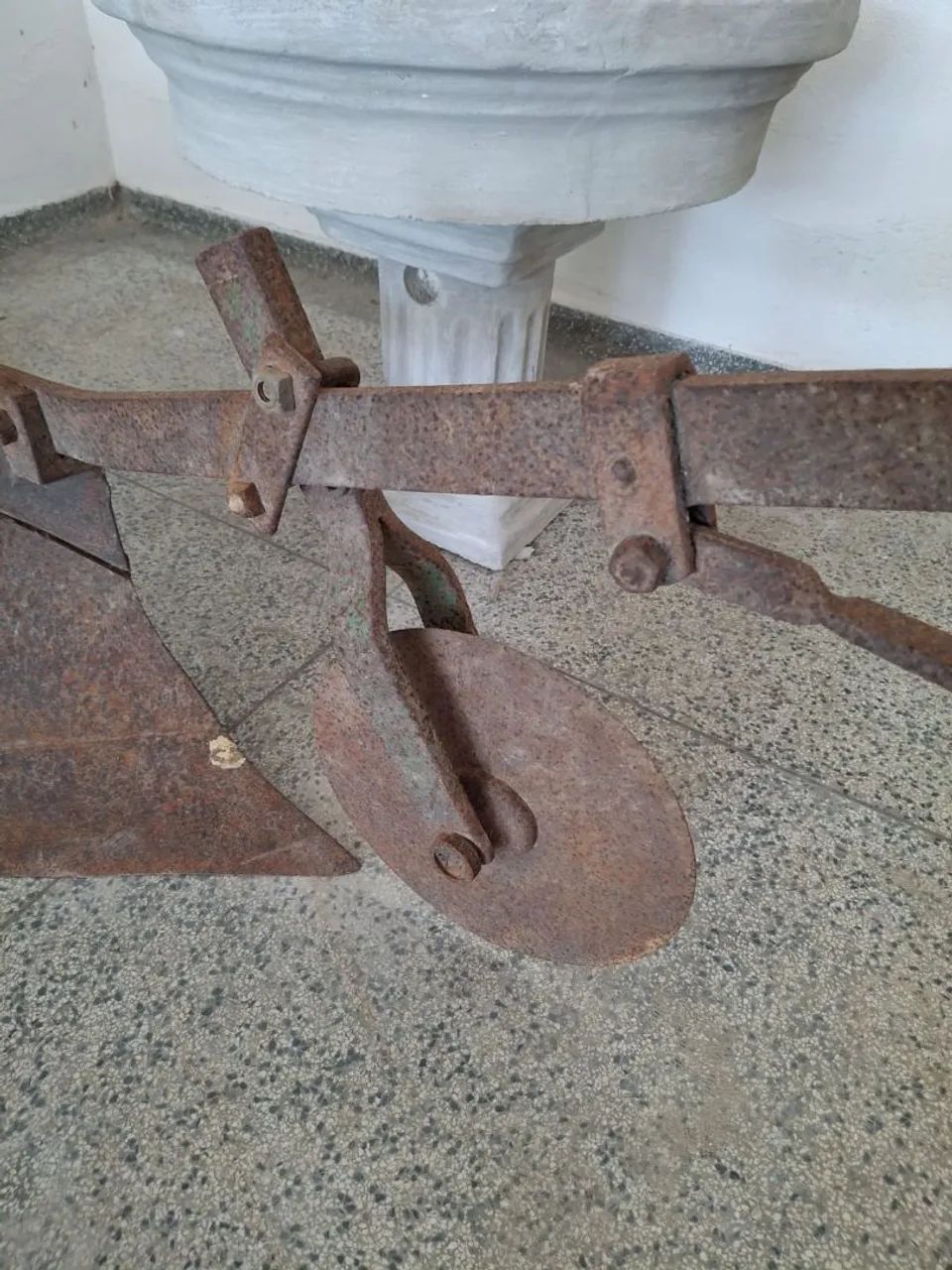 Arado grande antigo de ferro  - Foto 4