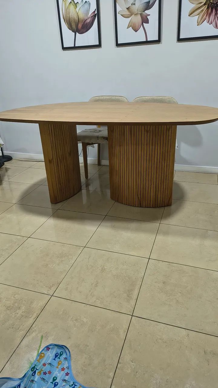 Mesa orgânica sem cadeiras 