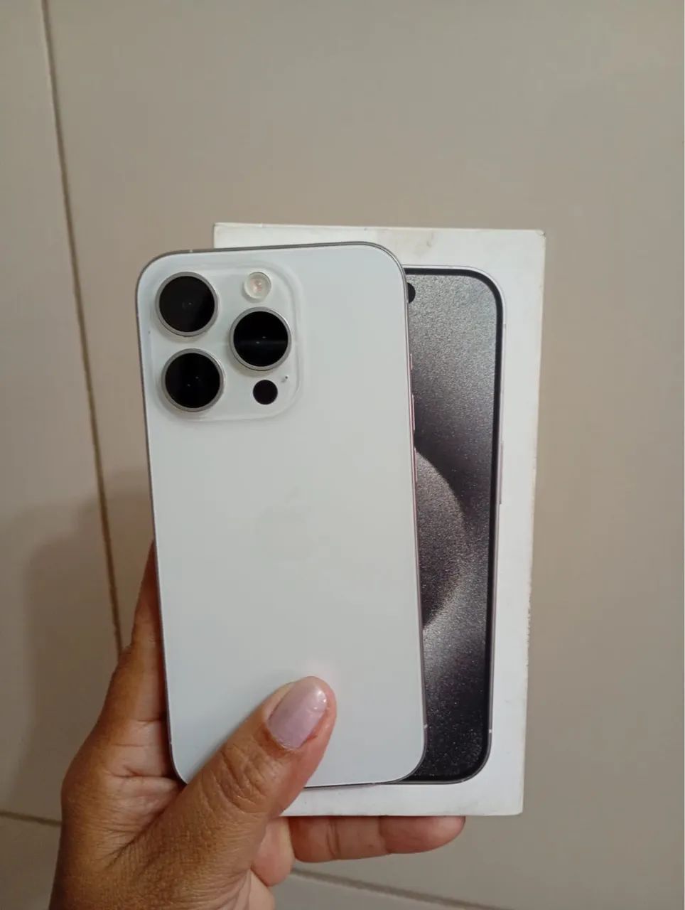 iPhone 15 pro branco 128 GB com caixa  - Foto 2