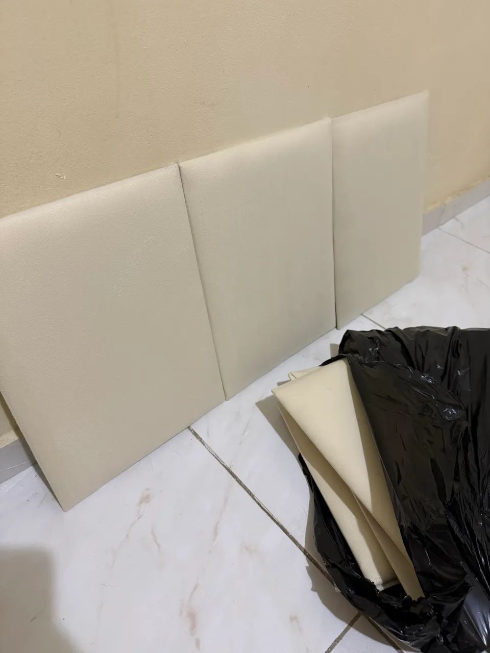 CABECEIRA DE CAMA - NOVA - COR BEGE E AUTOCOLAVEL  - Foto 3