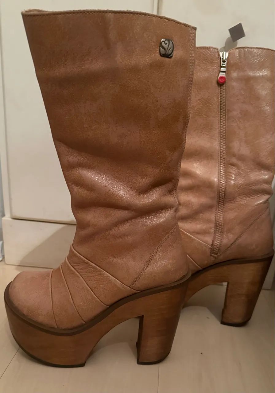 Bota Goofy novinha em couro e solado de madeira 