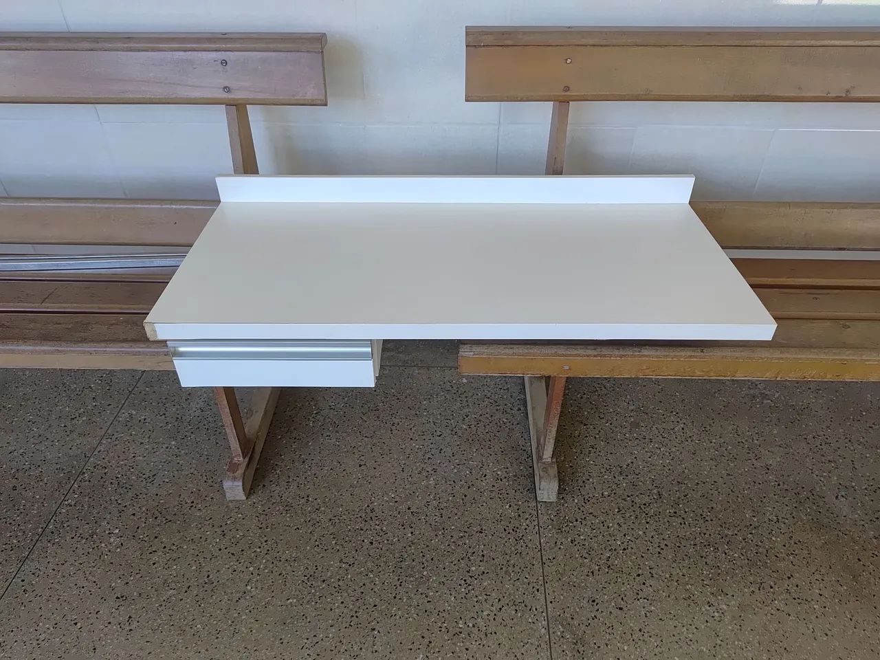Mesa suspensa com 1 gaveta, med 1,00x0 45 - Foto 3