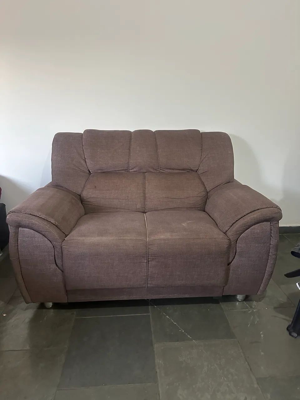 Sofá de 2 lugares marrom