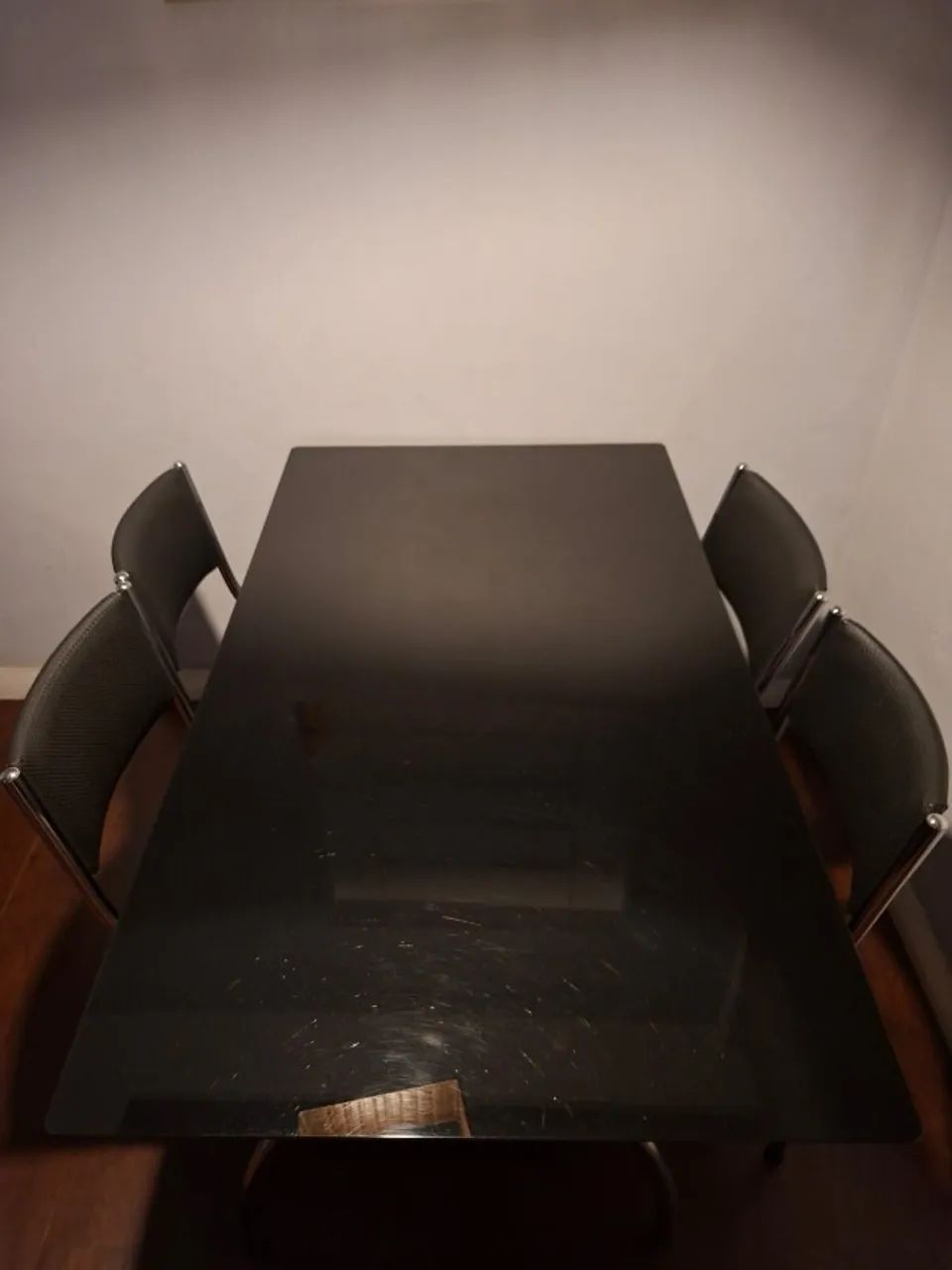 Mesa de vidro preto com 4 cadeiras - Foto 2