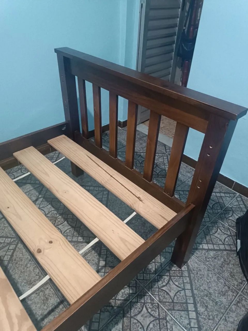 Cama solteiro em madeira. - Foto 4