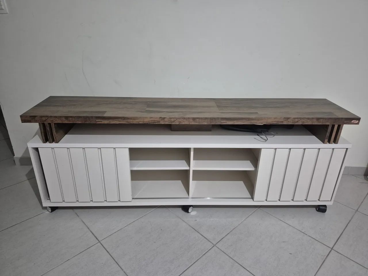 Rack de TV Moderno - Off White e Amadeirado (Com Rodinhas)