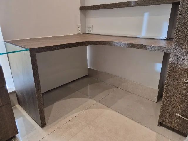 Mesa de escritório em L com tampo em MDF e vidro