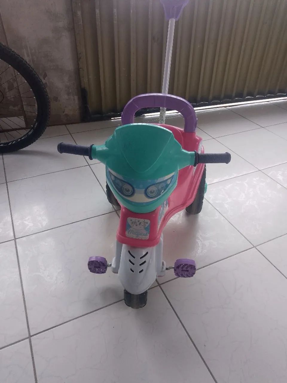 Vende-se motinha com empurrador! 