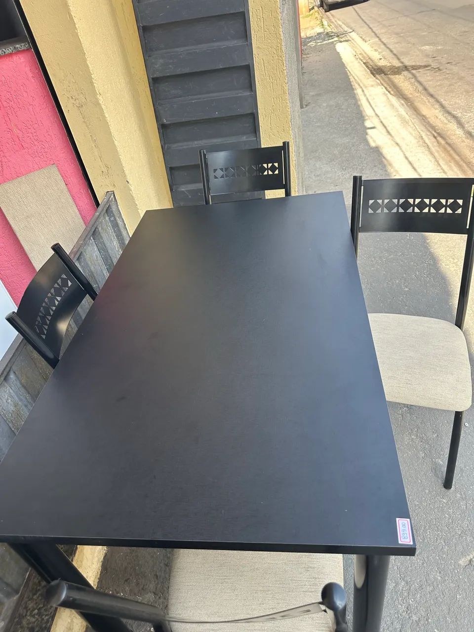 Mesa com a base de ferro com 4 cardeiras ferro