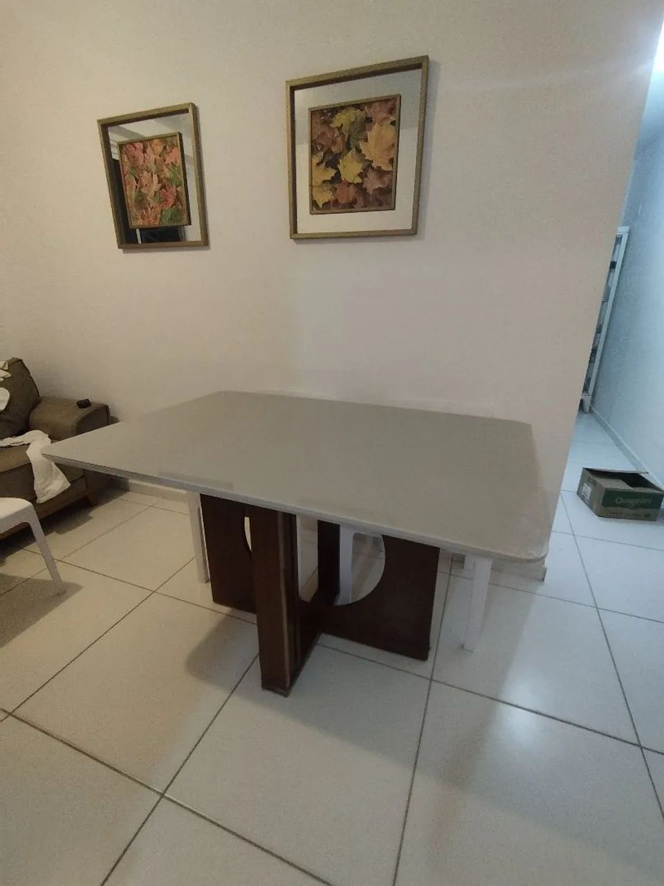 Mesa com tampo de vidro semi nova 