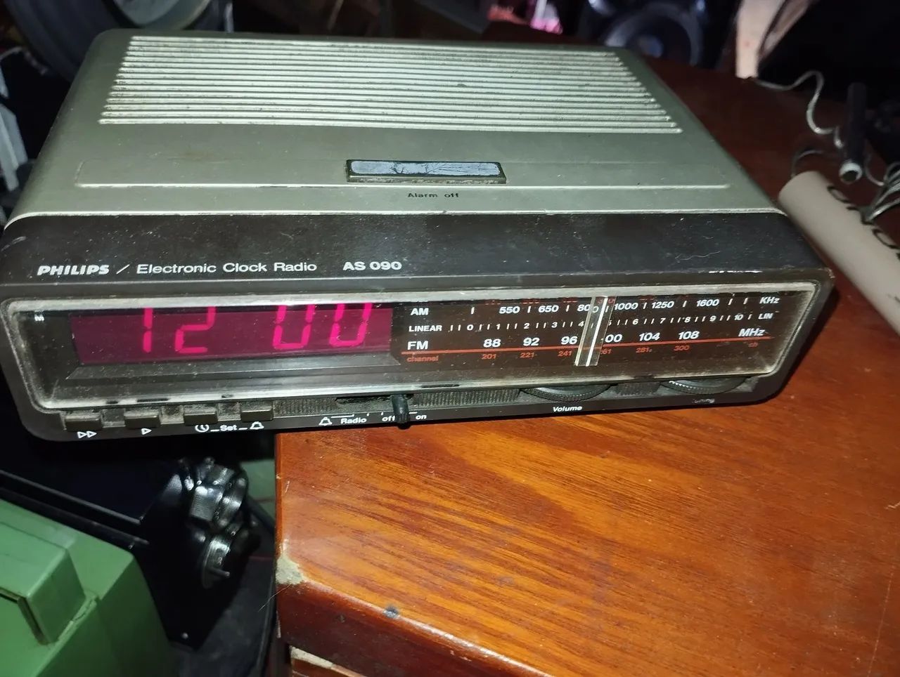 Rádio relógio despertador antigo Philips, funcionando.