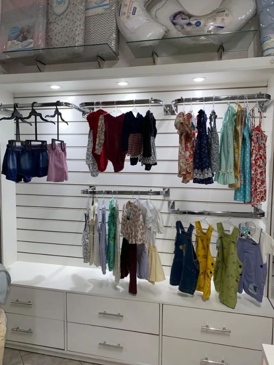 Estante em MDF com Painel Canaletado e 6 Gavetas - Foto 6