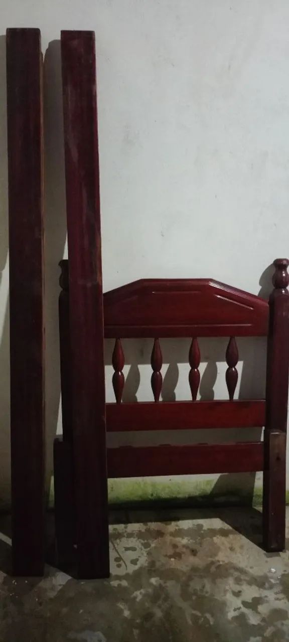 Cama de solteiro de madeira em estado razoável
