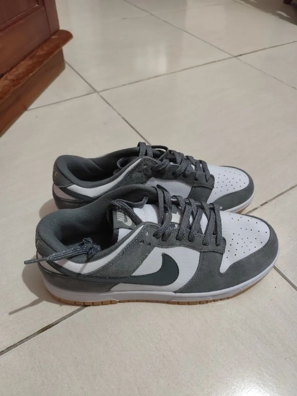 Nike Dunk Low cinza e branco  - Foto 2