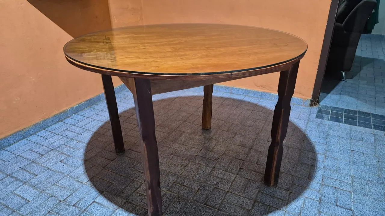 Mesa de madeira com vidro 