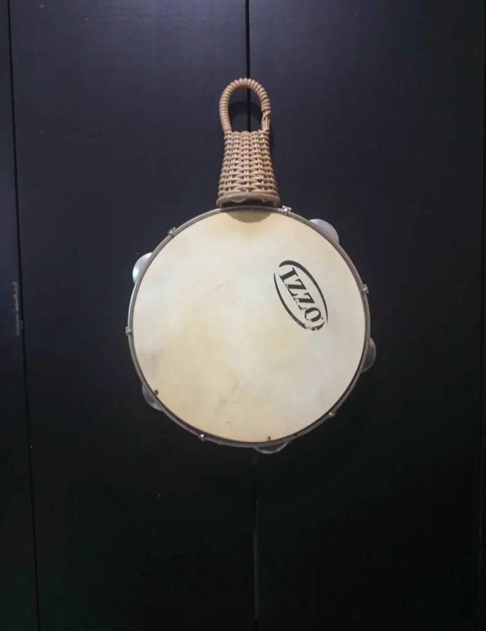Pandeiro de couro Izzo e caxixi 