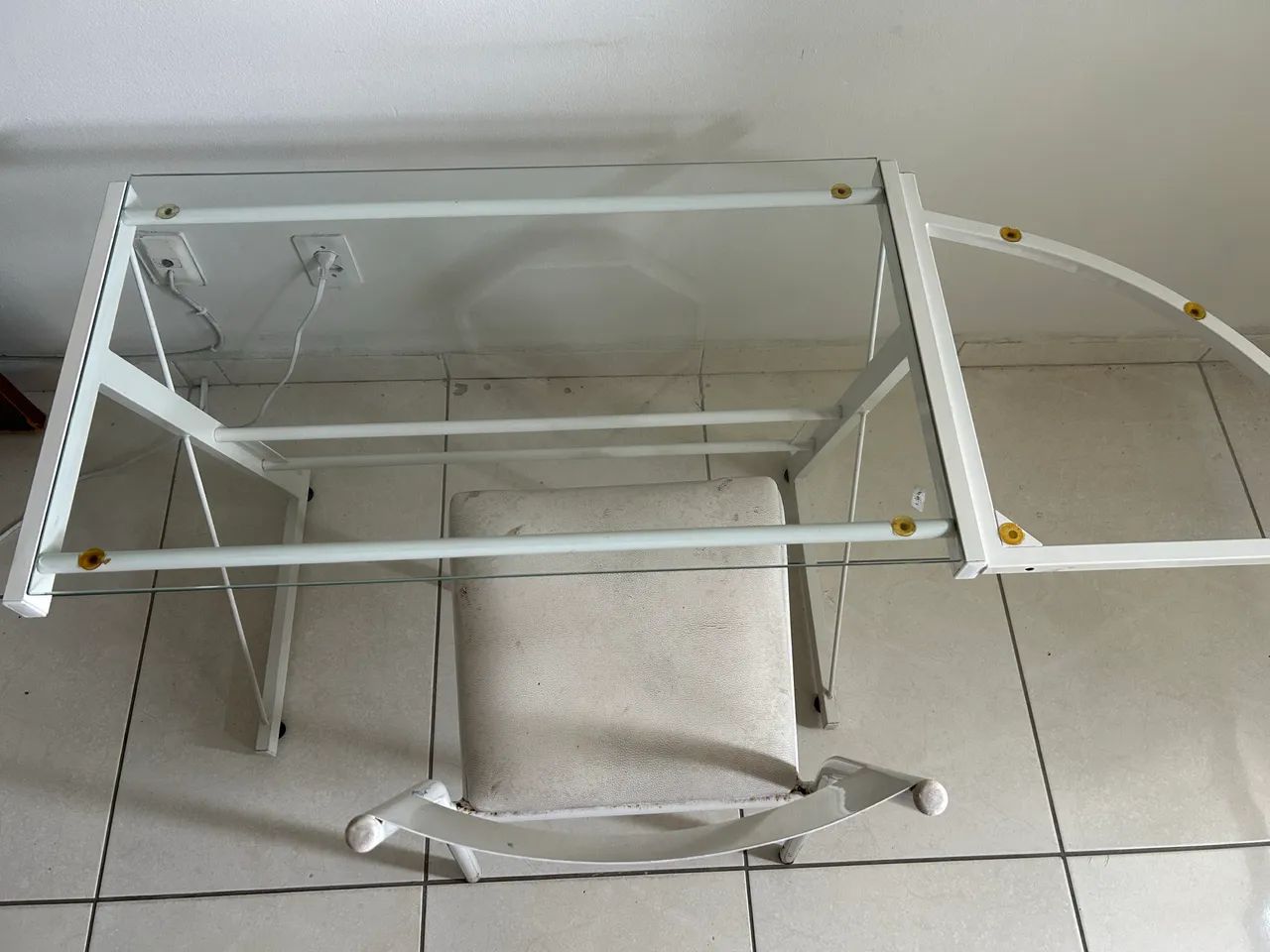 Mesa de Vidro e Cadeira Branca - Foto 2