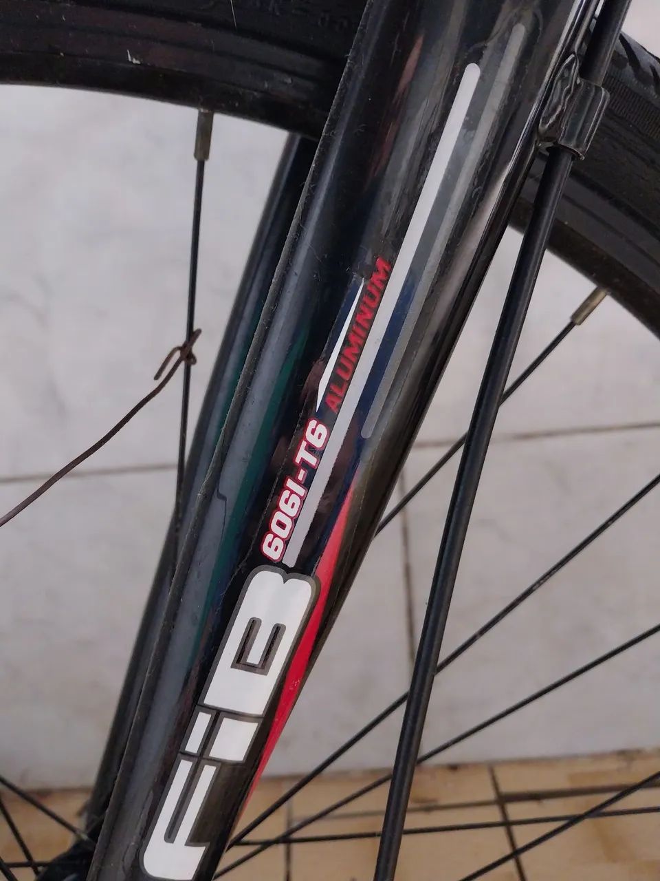 Vendo Bicicleta Scott Aluminium aro 28 - Foto 3