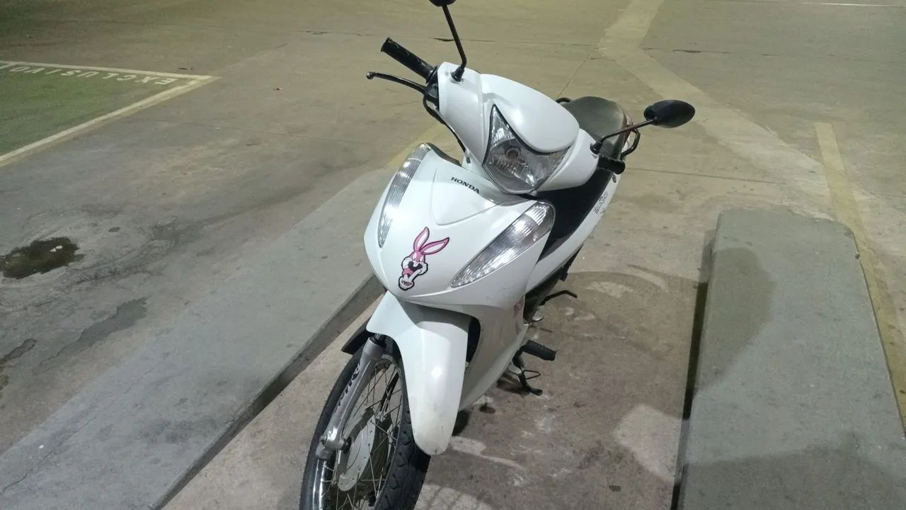 Vendo uma moto.