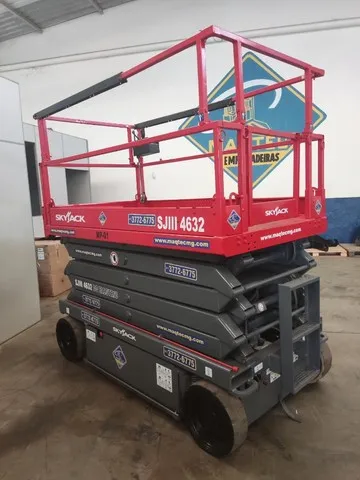 Locação de plataforma Sky Jack SJ4732 elevação 12m