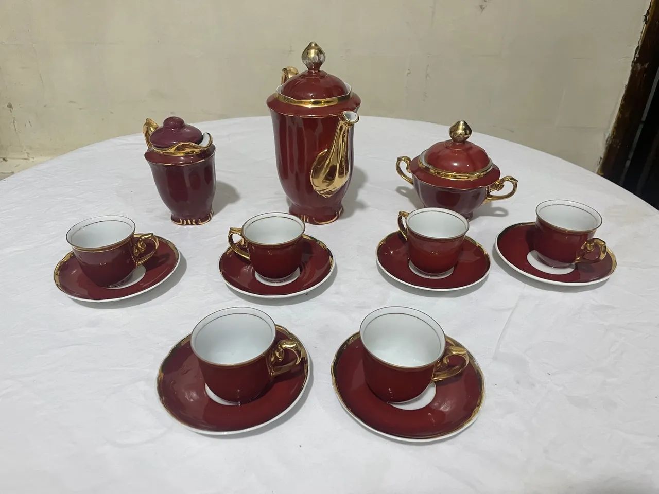 Jogo de Chá/Café em Porcelana com Detalhes Dourados - 6 Peças