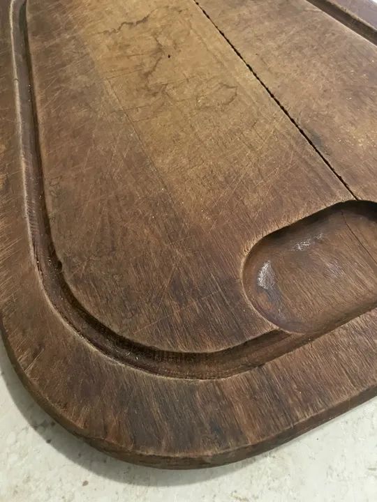 Tábua de madeira grande com pegador e molheira - Foto 2