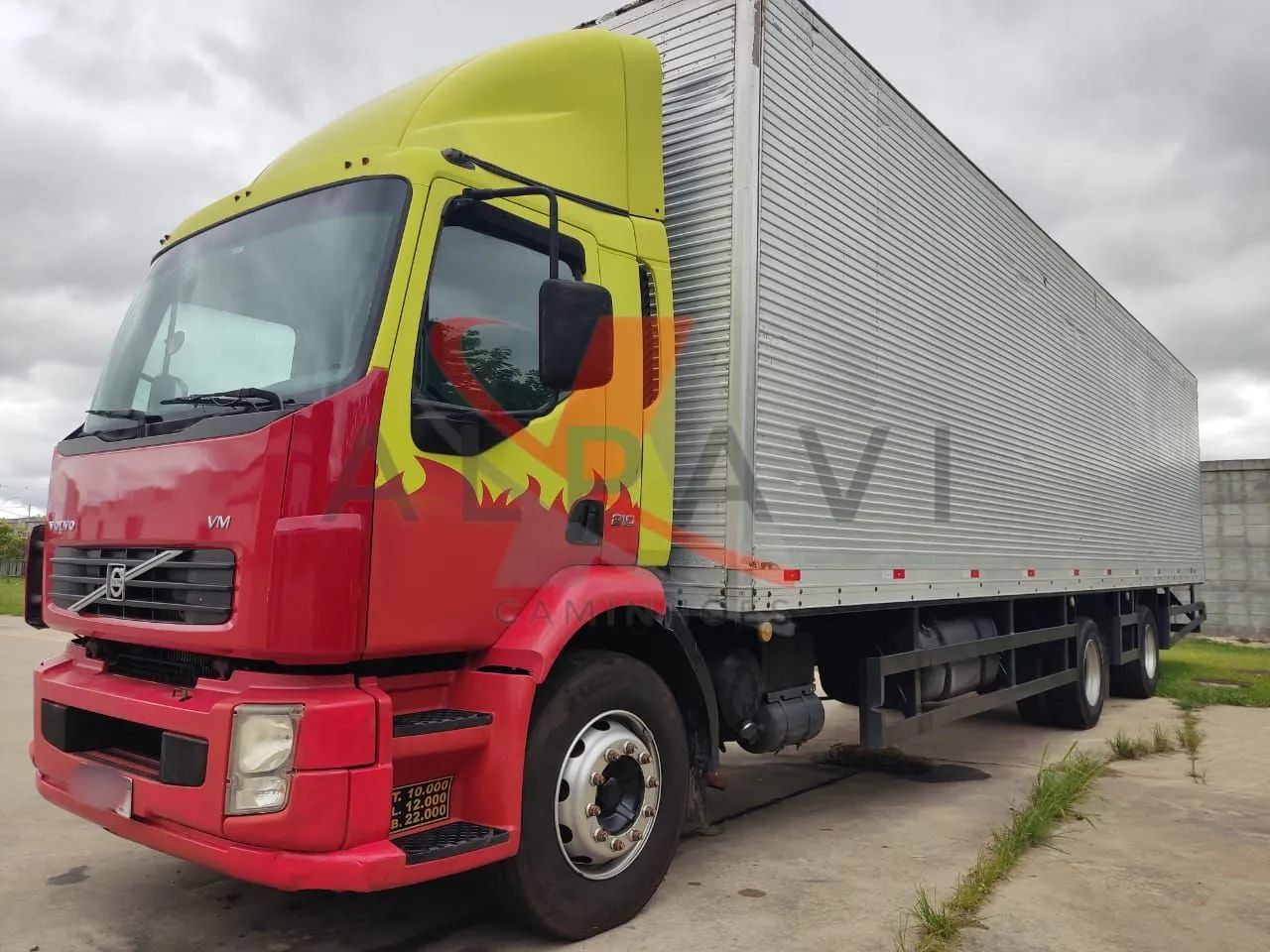Volvo VM 23 210 6x2 Ano 2011 com Bau 12m - Foto 3