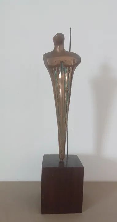 Stern - Escultura assinada - 34 Cm c/ a base - bronze