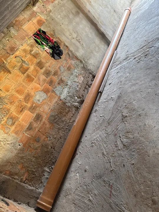 2 tubos pvc um tigre laranja e outro laranja  200 MM 6 metros cada