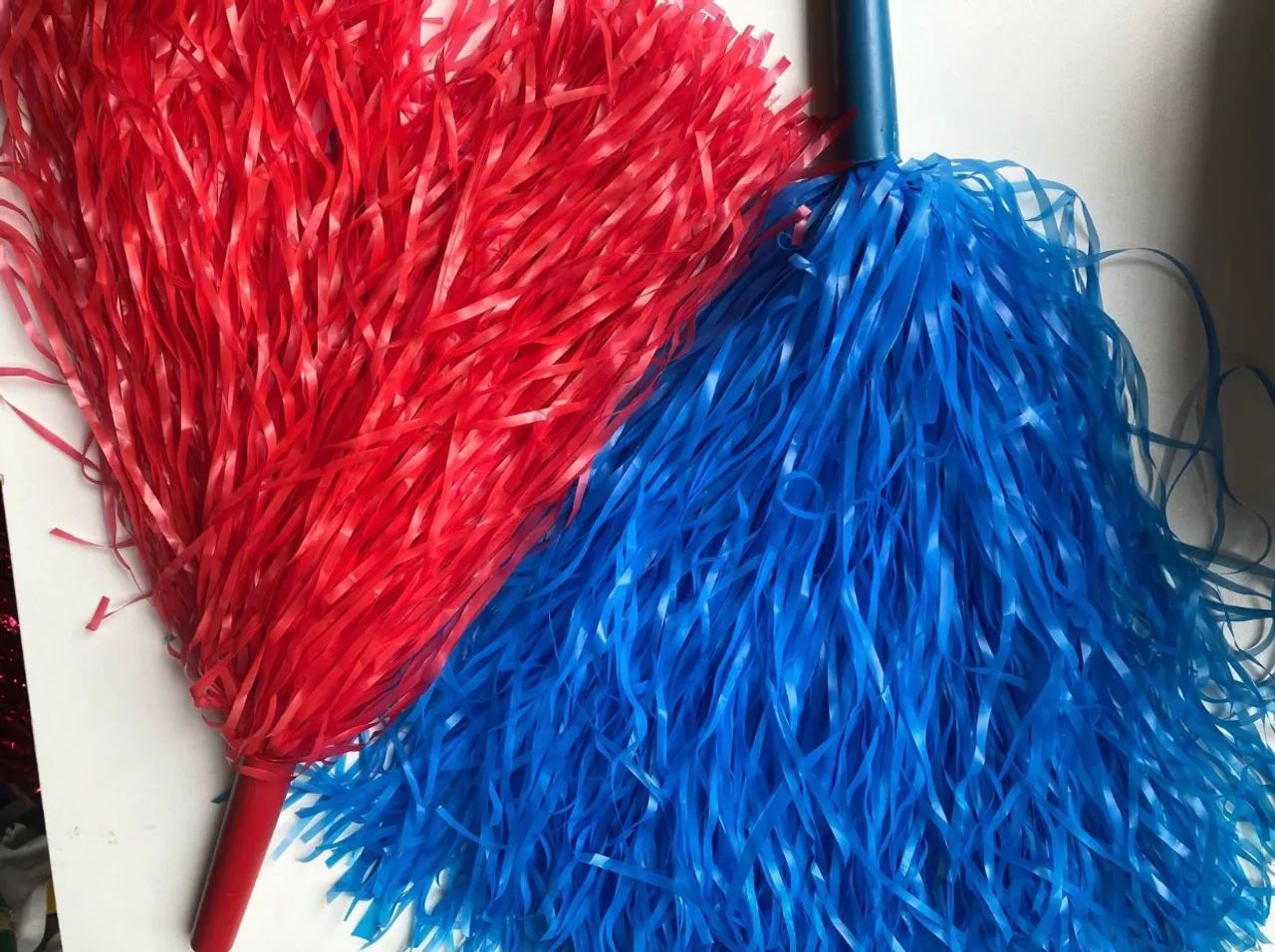 2 pompom grandes vermelho e azul  - Foto 2