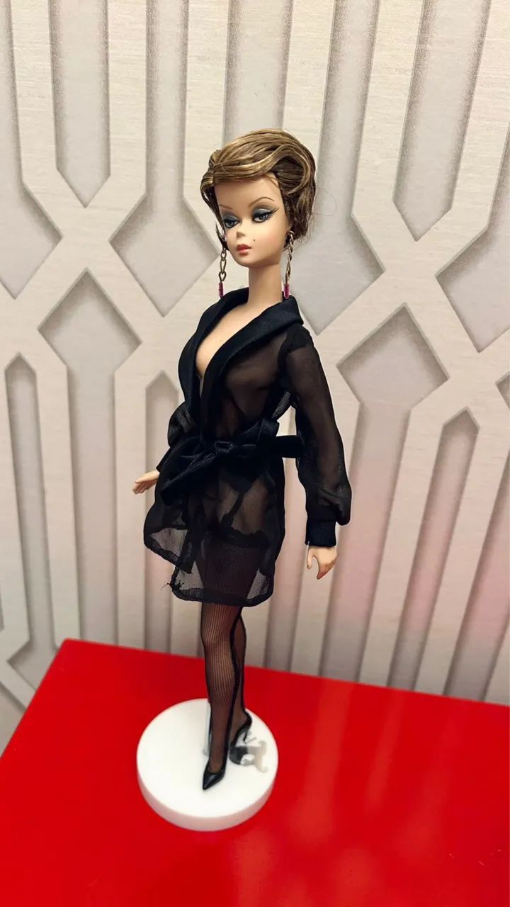 Linda barbie Silkstone , com parte de lingerie ! Acompanha de stand  - Foto 2
