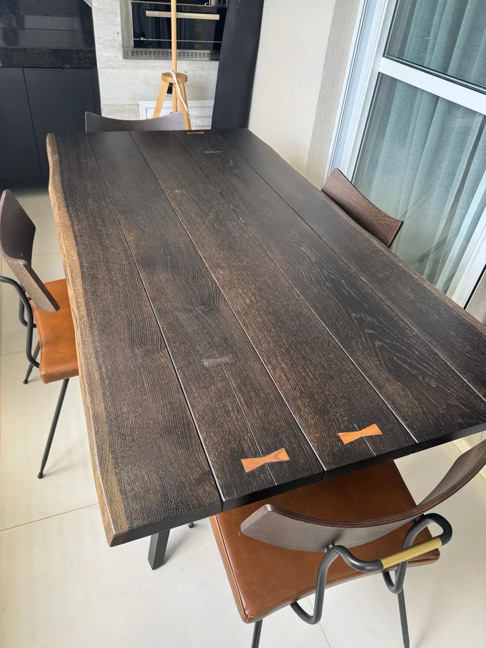 Mesa de Jantar 6 lugares importada - Carvalho Maciço Queimado - Foto 2