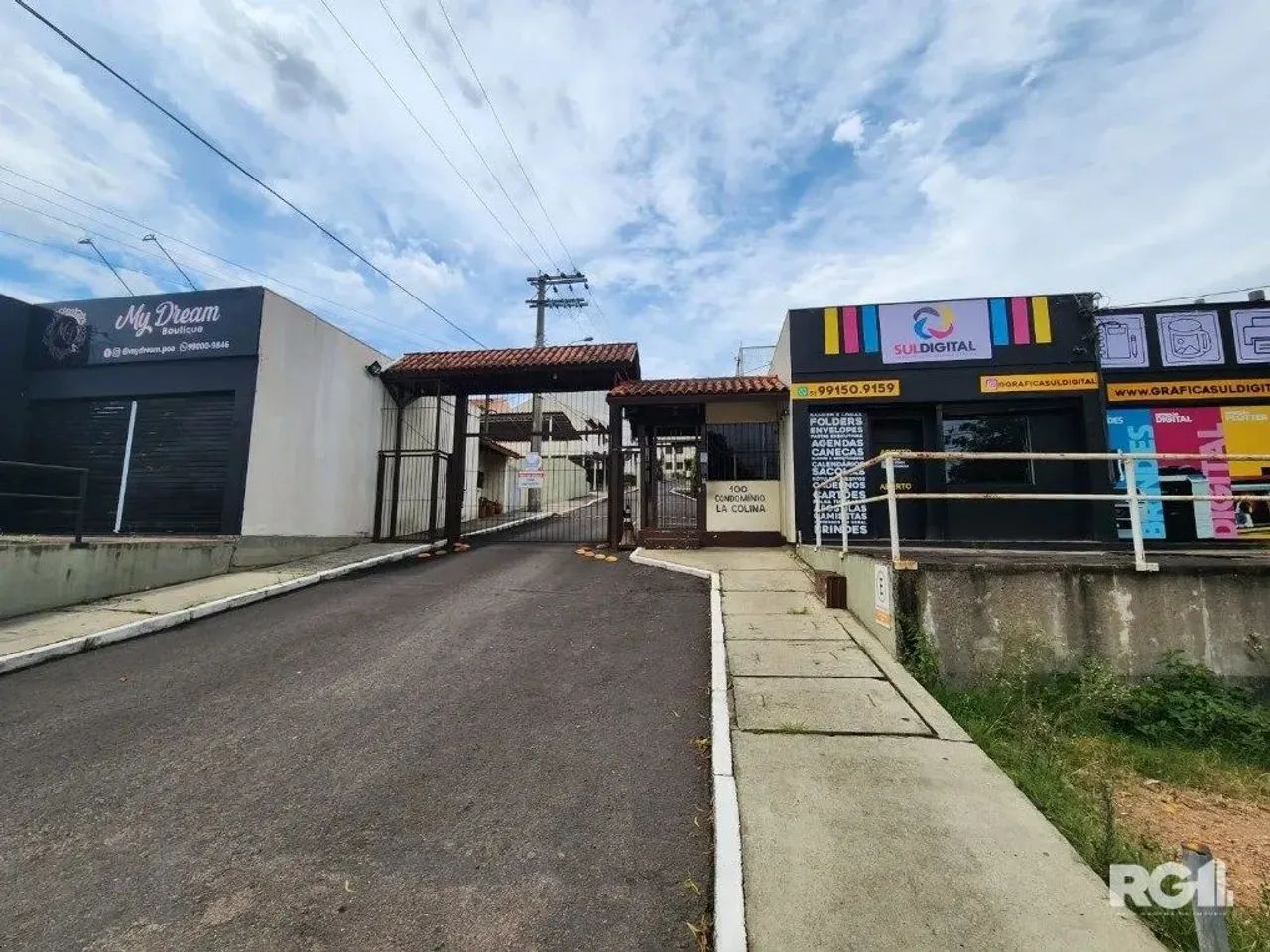 Uma bela casa muito ensolarada de 3 pisos com dois quartos e sótão. Vaga para um carro. Pl