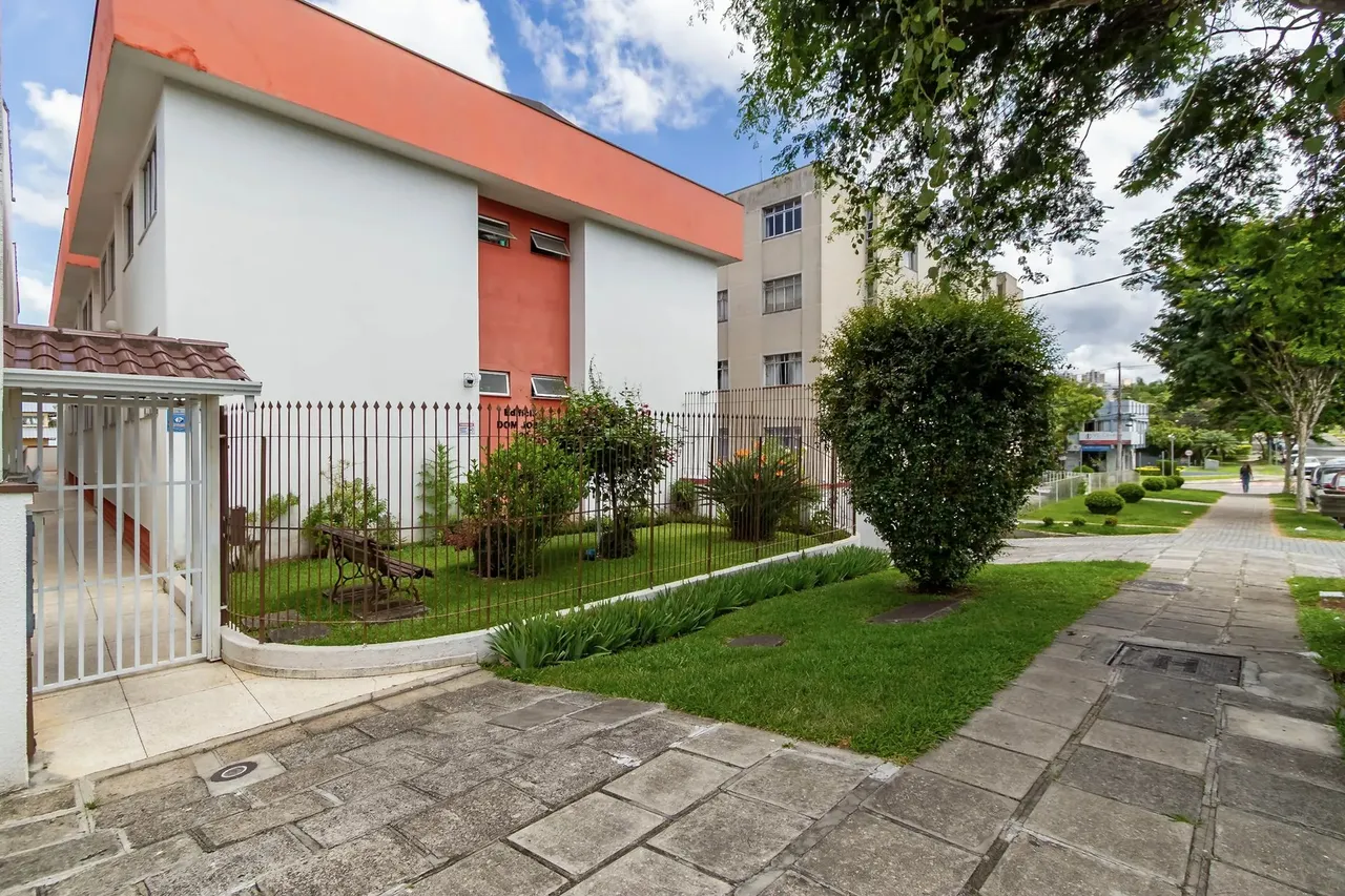 Água Verde: Apartamento Térreo com 2 Quartos, 2 Vagas Cobertas e Excelente Iluminação!