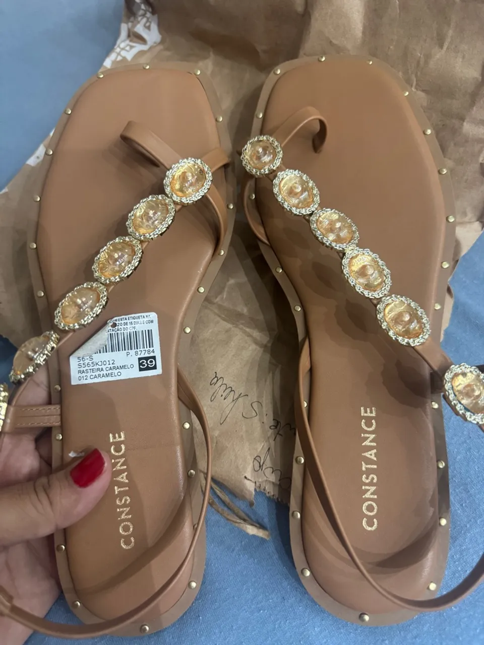 Sandália Rasteira Constance Caramelo com Detalhes