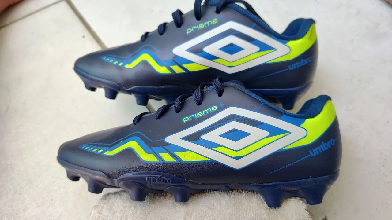 Chuteira Umbro Prisma+   Tamanho 32