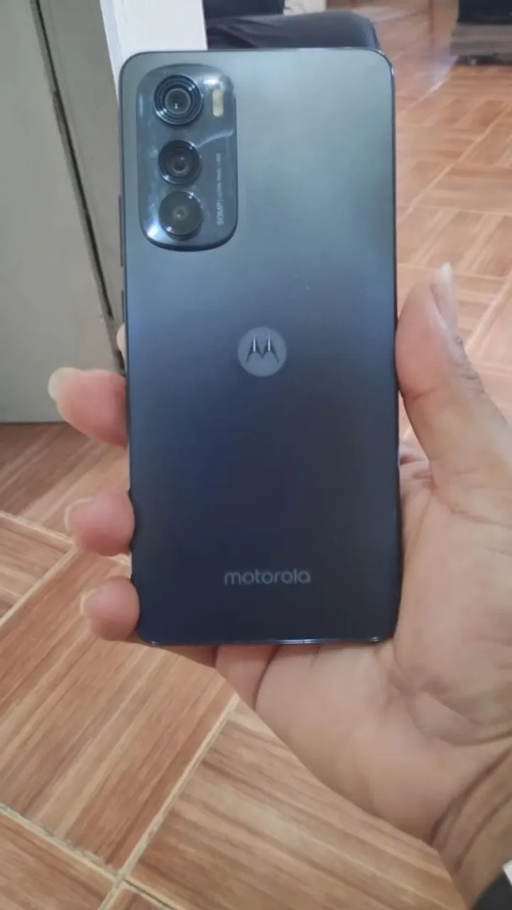 Vendo ou Troco por iPhone Motorola Edge 30 com leve trinco