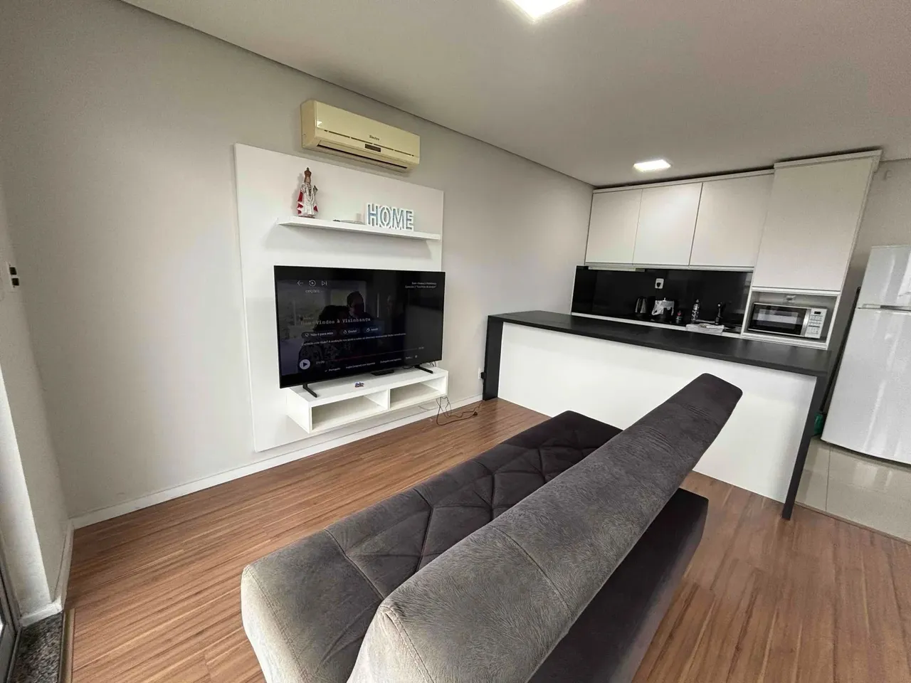 Loft mobiliado à venda no Studio Residence: 48m², sacada, vaga e móveis planejados. Modern