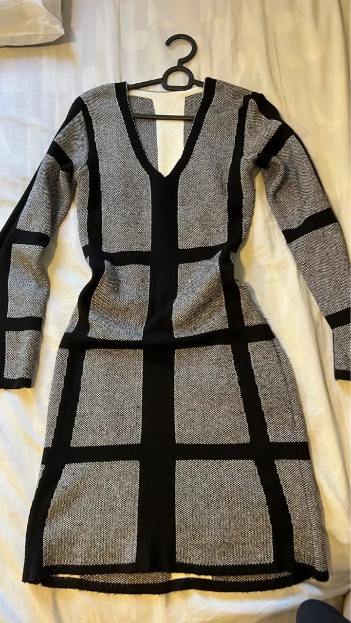 Vestido tricot preto e cinza xadrez - Foto 2