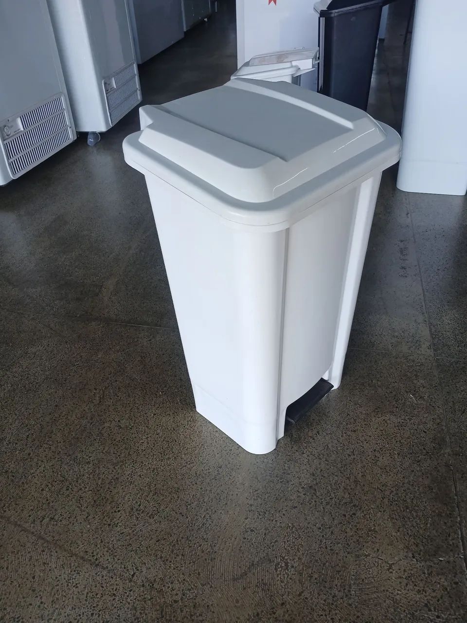 Lixeira 50 Litros Com Pedal Branca - Branco - Foto 2