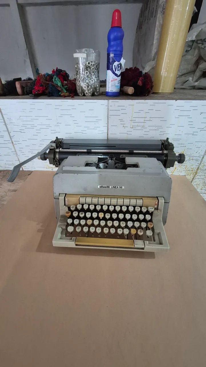 Máquina de escrever Olivetti Linea 98