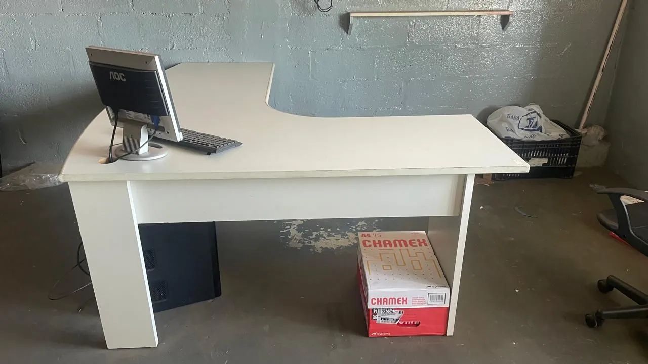 Mesa de escritório acompanha cadeira