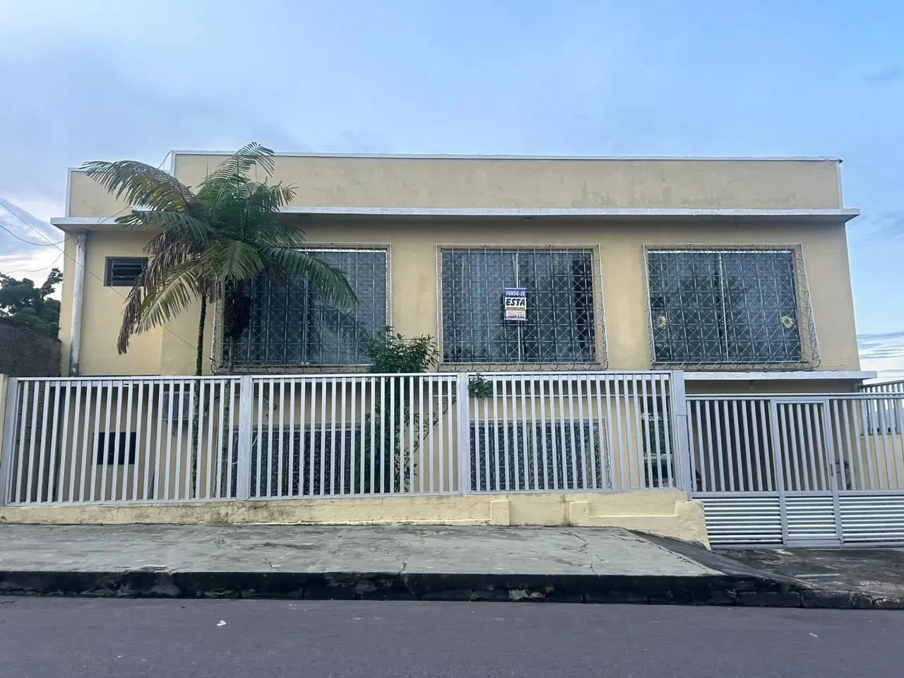 Vendo lindíssima casa de 300m² no conjunto 31 de março, bairro Japiim