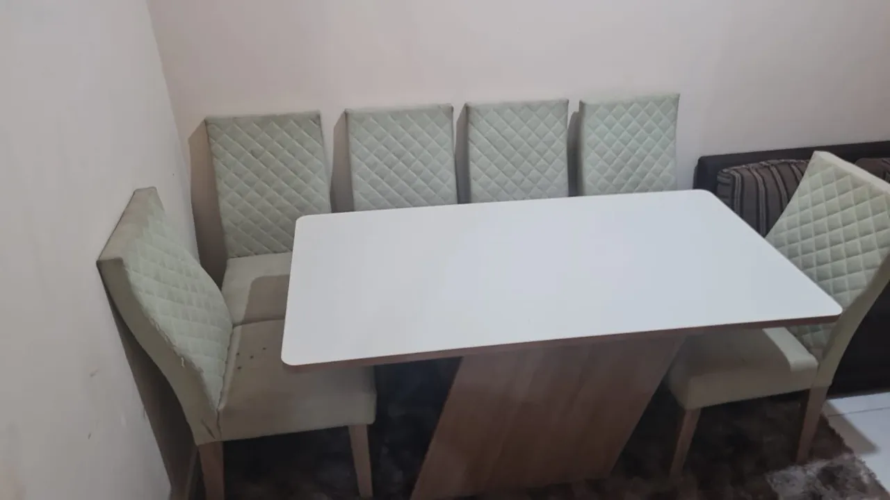 Mesa de Jantar com 6Cadeiras Estofadas